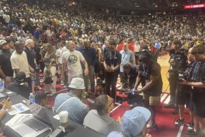 开云体育下载-自带热度！老詹观战湖人夏联 刚入座便被摄像机包围