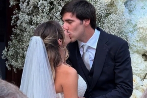 托纳利和妻子在科莫湖畔举行婚礼，相恋5年&amp;今年3月求婚成功